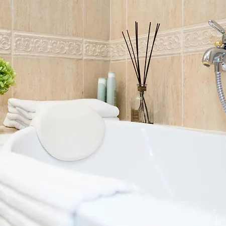 & - Old Town Апартаменти *