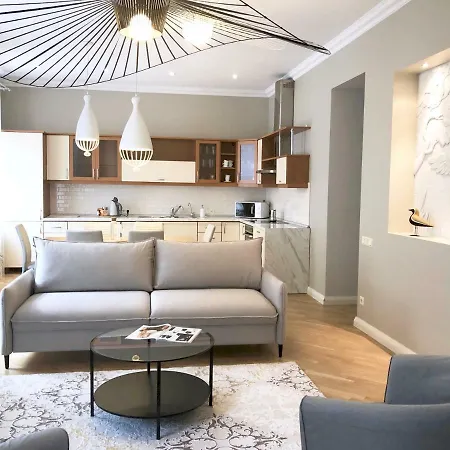 & - Old Town Апартаменты