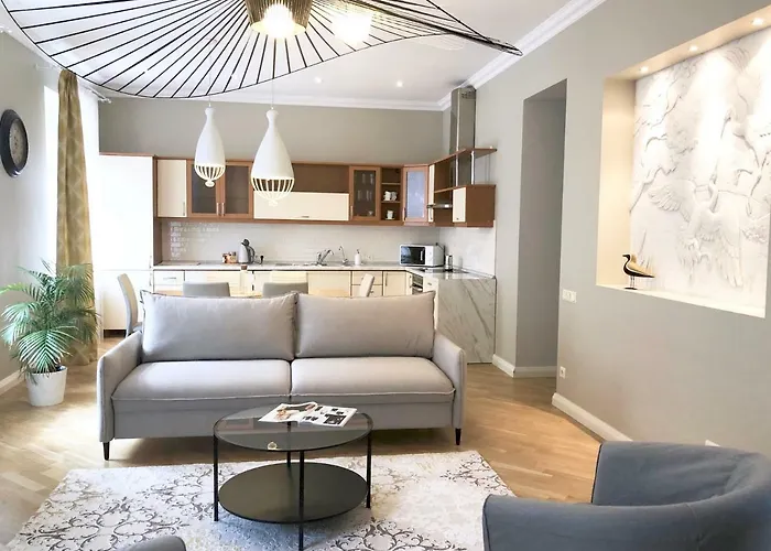 & - Old Town Апартаменти