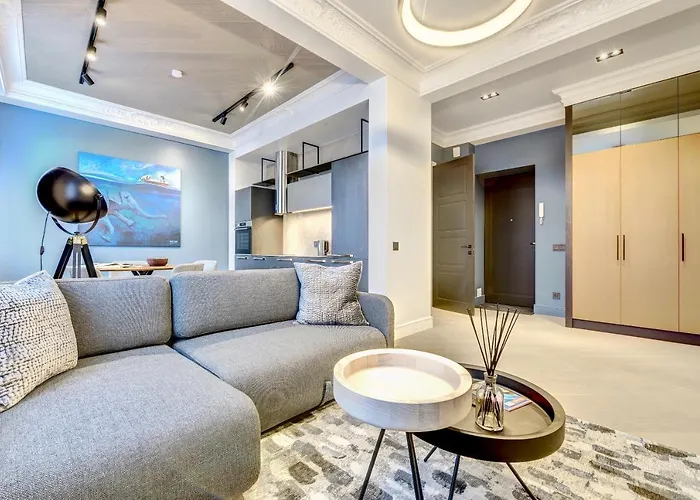 & - Old Town Апартаменти